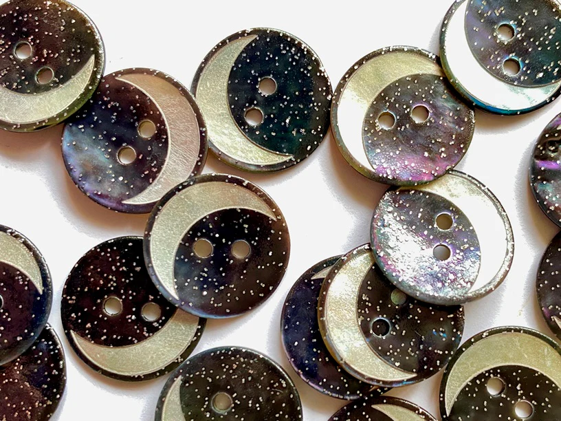 18mm - Dark Sparkly Sky with Crescent Moon on Shell
