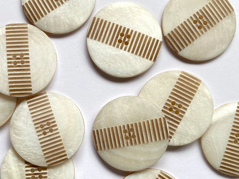 23mm - White Shell with Raised Brown Bars