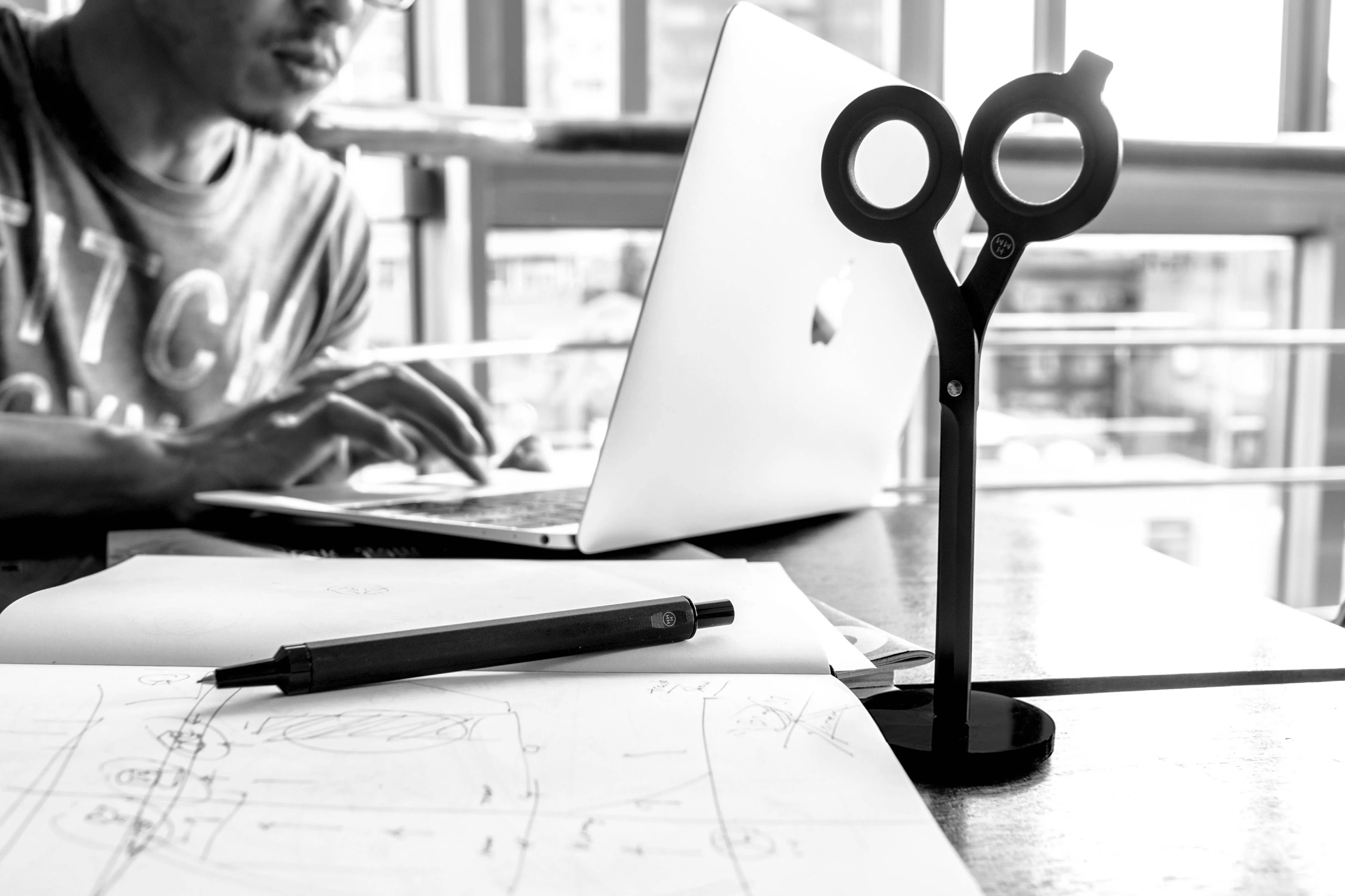 HMM Black Scissors with Base - Image 9